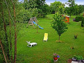 Direkt am Hotel vorbei fhren Wander- und Radwege an den Bodensee oder in das reizvolle Hinterland. Der Bodensee selbst ermglicht in den Sommermonaten Wassersportarten wie Segeln, Surfen, Tauchen und Schwimmen.